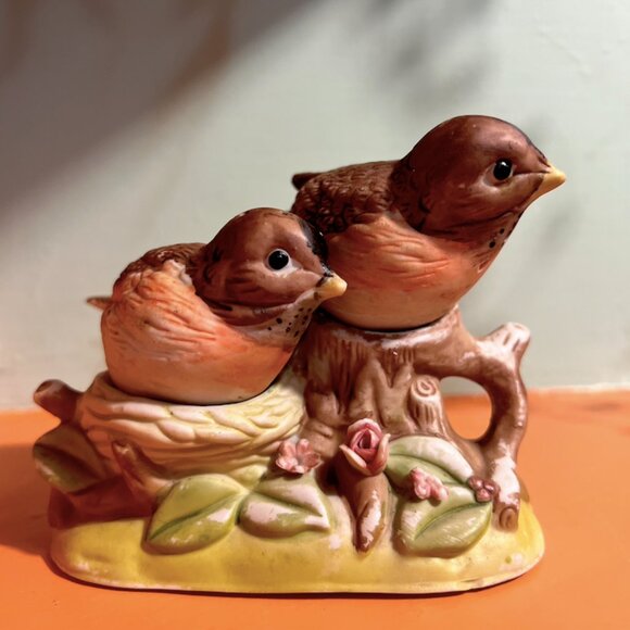 Nesting Robins Salt & Pepper Shaker | Birds on Branch | Vintage Country Kitchen - Picture 1 of 11